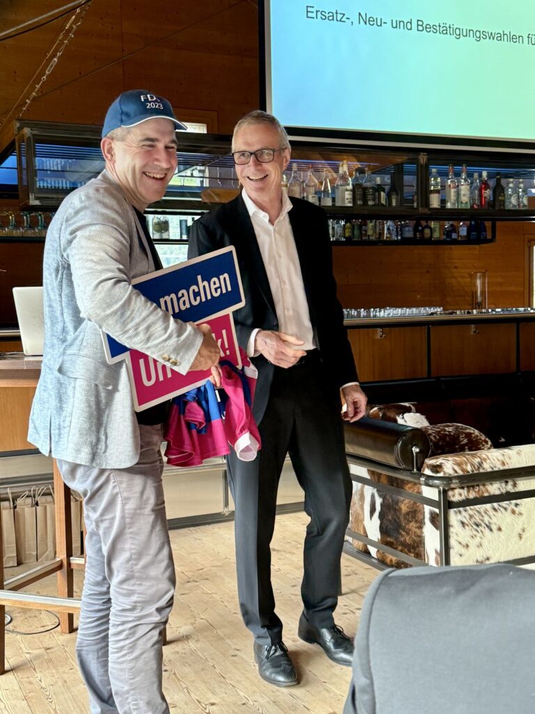 Stabsübergabe FDP Uri: Ivo Schillig übergibt Hans Aschwanden