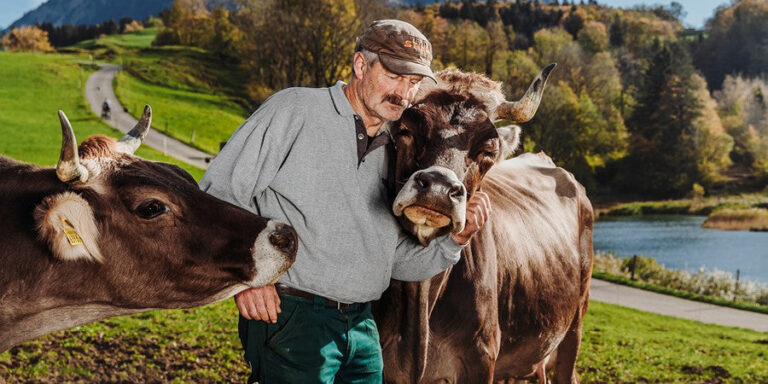 Milch vom Biobauern und Kuhversteher Kari